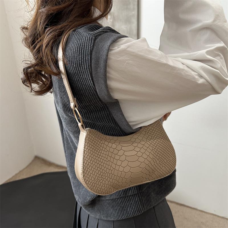 Schicke urbane minimalistische Achseltasche für Damen, vielseitige Herbstmode in den Farben Schwarz, Khaki, Braun und Weiß