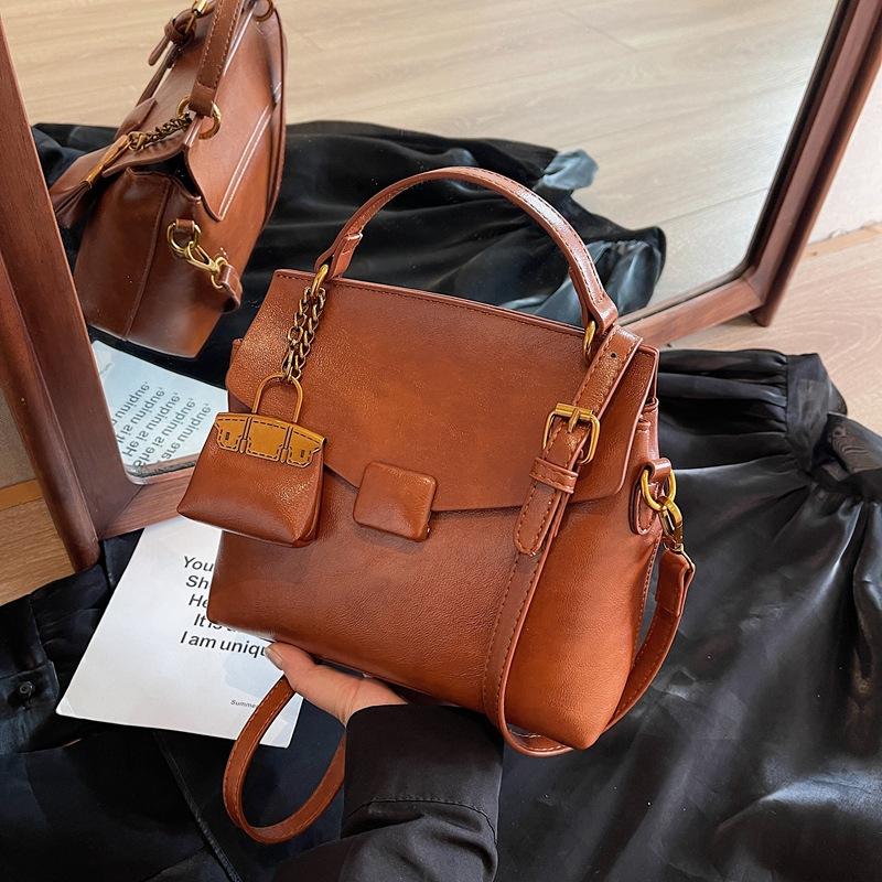 

Winter new women s bags, fashionable versatile underarm bags, high-end single shoulder messenger bags, trendy commuter handbags, bags светло-коричневого