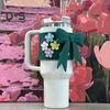 Silikon-Becherhülle für 40-oz-Becher, DIY-Set mit Schleife und Blumenanhänger, rutschfeste Schutzhülle, spülmaschinenfest, Geschenk für Becherliebhaber