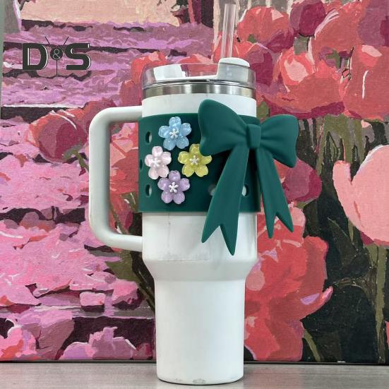 Silikon-Becherhülle für 40-oz-Becher, DIY-Set mit Schleife und Blumenanhänger, rutschfeste Schutzhülle, spülmaschinenfest, Geschenk für Becherliebhaber
