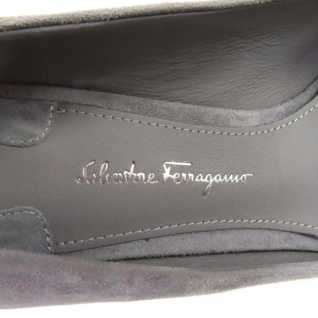 Salvatore Ferragamo Czółenka Okrągły nosek metaliczny obcas w kształcie kwiatu szary Kobiety 7 07366 Używane