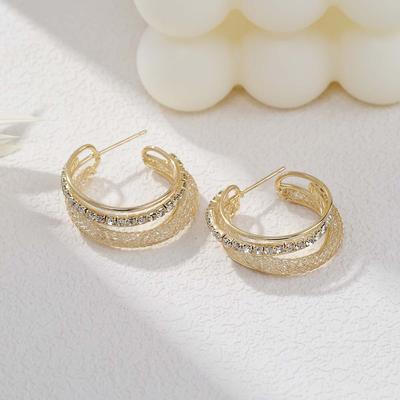 Boucles d'oreilles creuses en maille en forme de C serties de diamants pour femmes, tempérament français élégant et exquis, boucles d'oreilles cercle tendance et polyvalentes, bijoux d'oreille