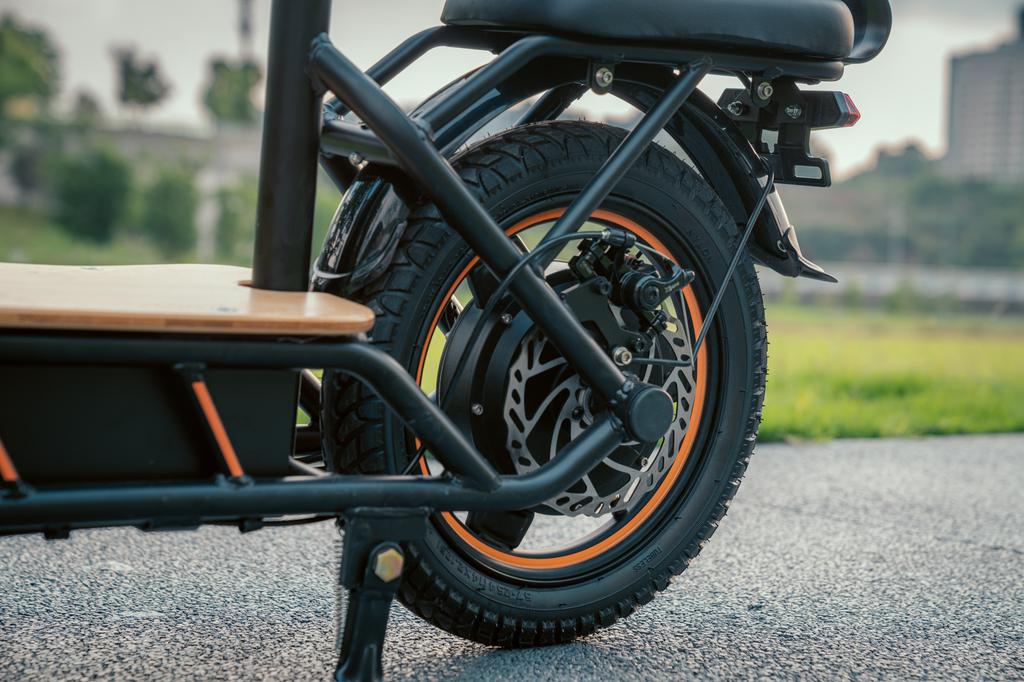 Elektrická koloběžka kukirin C1 PRO, 48V 26AH 500W, maximální dojezd 100KM, dvojité kotoučové brzdy + elektronická brzda, protiskluzová deska z masivního dřeva.