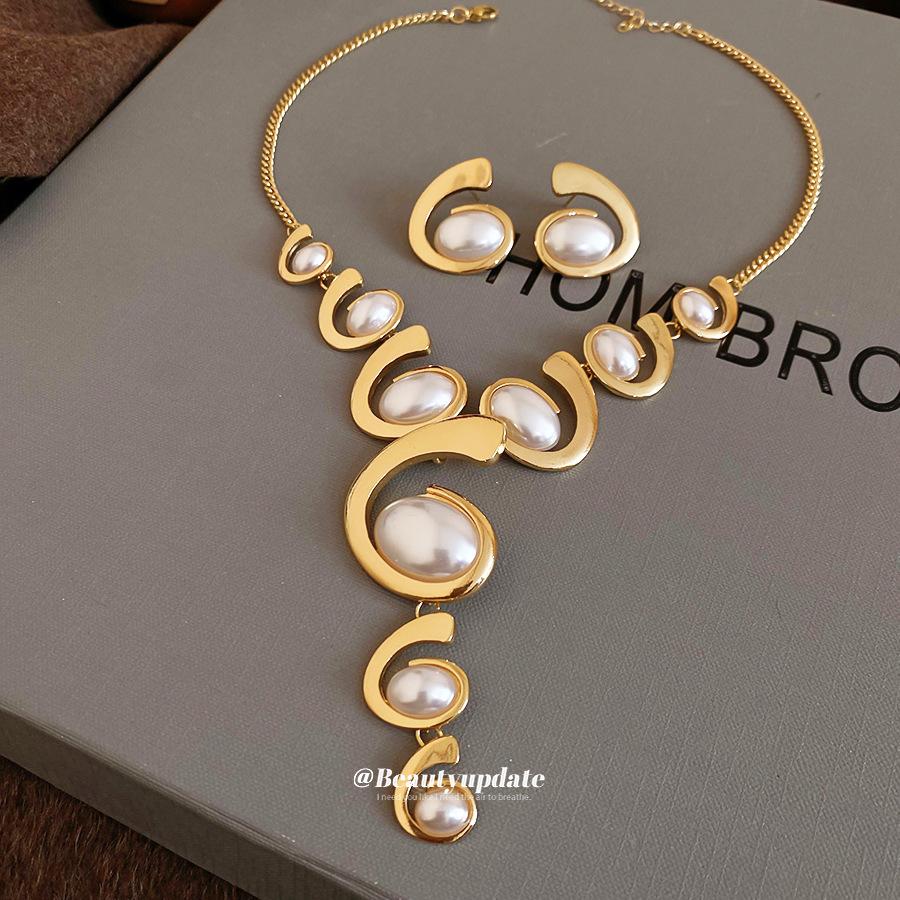 Elegant Two-Piece Metallic Acrylic Oval Stud Earrings and Necklace Set