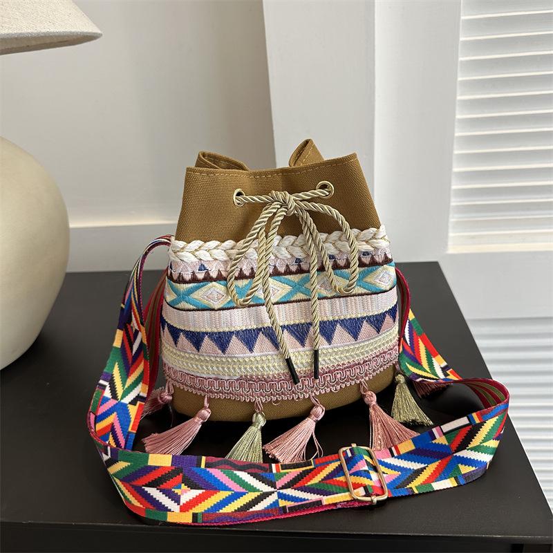 

Новая сумка-ведро 2025 года, сумка через плечо с бахромой в иностранном стиле, плетеная соломенная сумка в пляжном стиле хаки