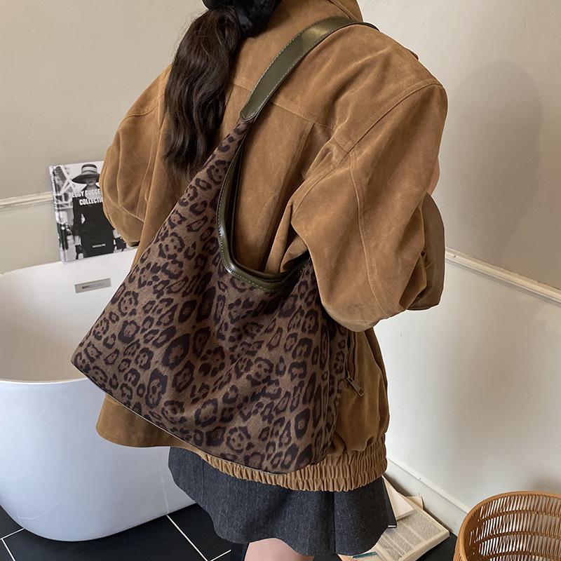 

Vintage Korean Leopard Print Underarm Shoulder Bag: Fashionable and Versatile for Women