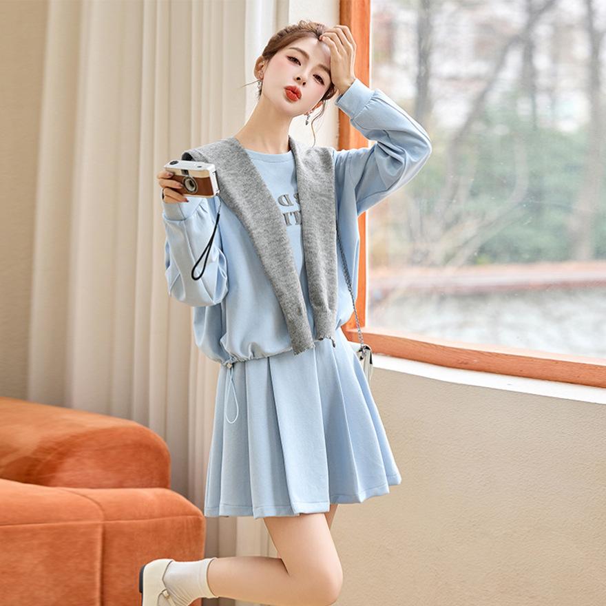Spring new fashion shawl design sense embroidered letter sweater age-reducing pleated skirt three-piece set