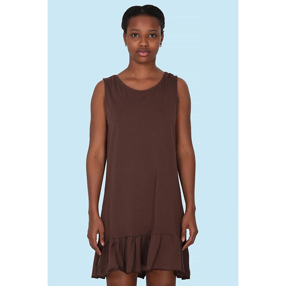 

Женское короткое платье на бретелях