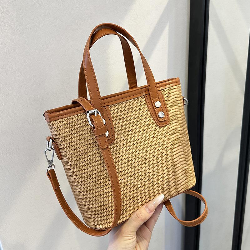 

Summer new fashion simple casual solid color versatile commuting out portable shoulder messenger bag women коричневый