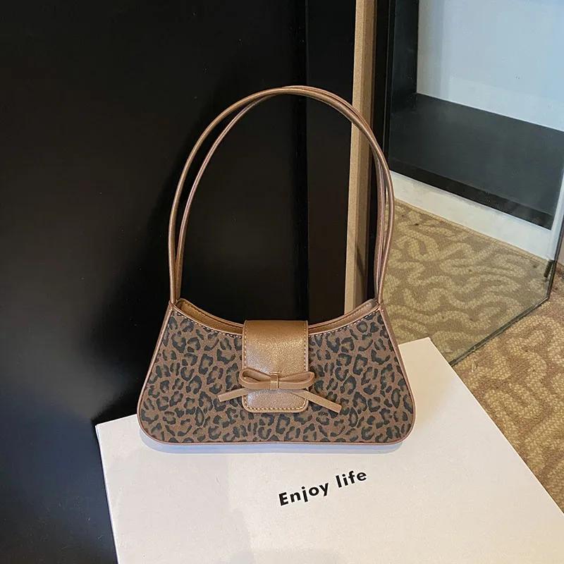 Small leopard print bag for women  new winter fashion 4  versatile  retro shoulder bag  niche  displacement bag