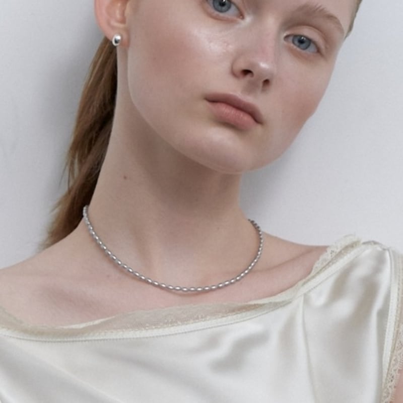 LOVE ME MONSTER Elegant Grå Pärlhalsband (L251MNK020)