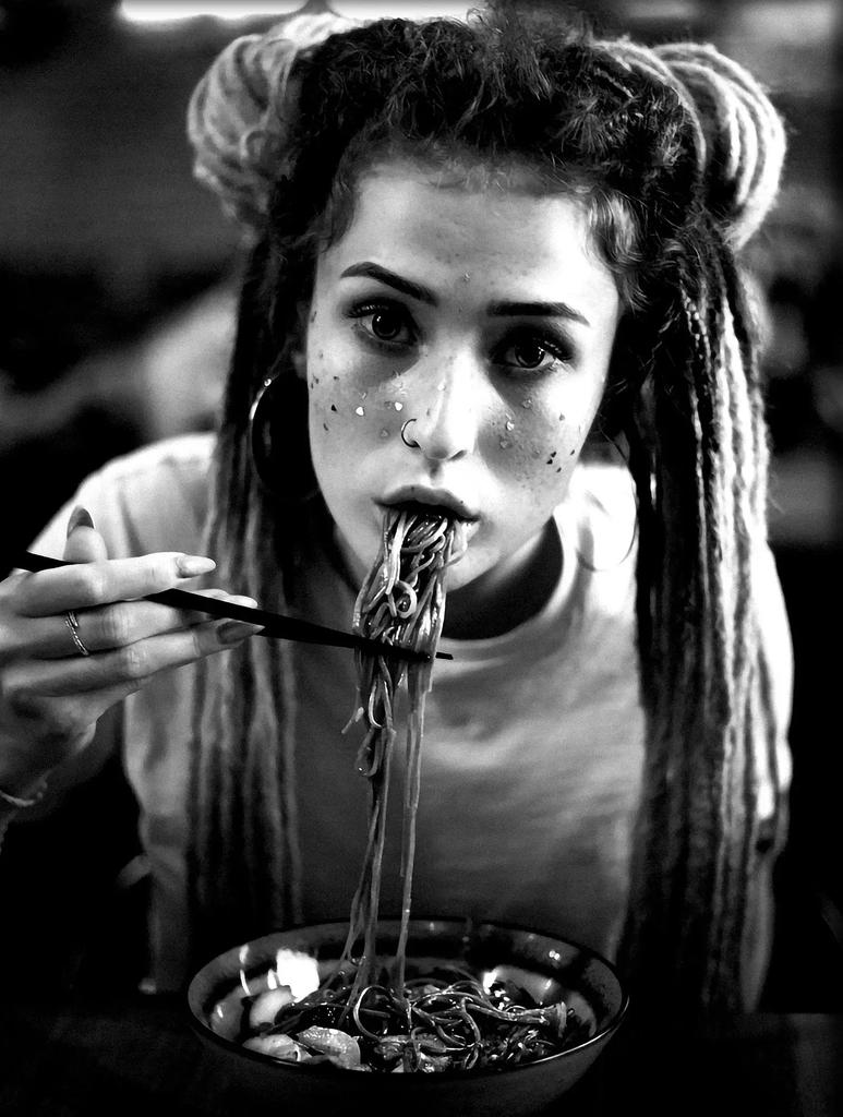 Retro Art Black and White Picture Italian Style Girls Eating Pasta Together Picture Home Room Restaurant Decoration