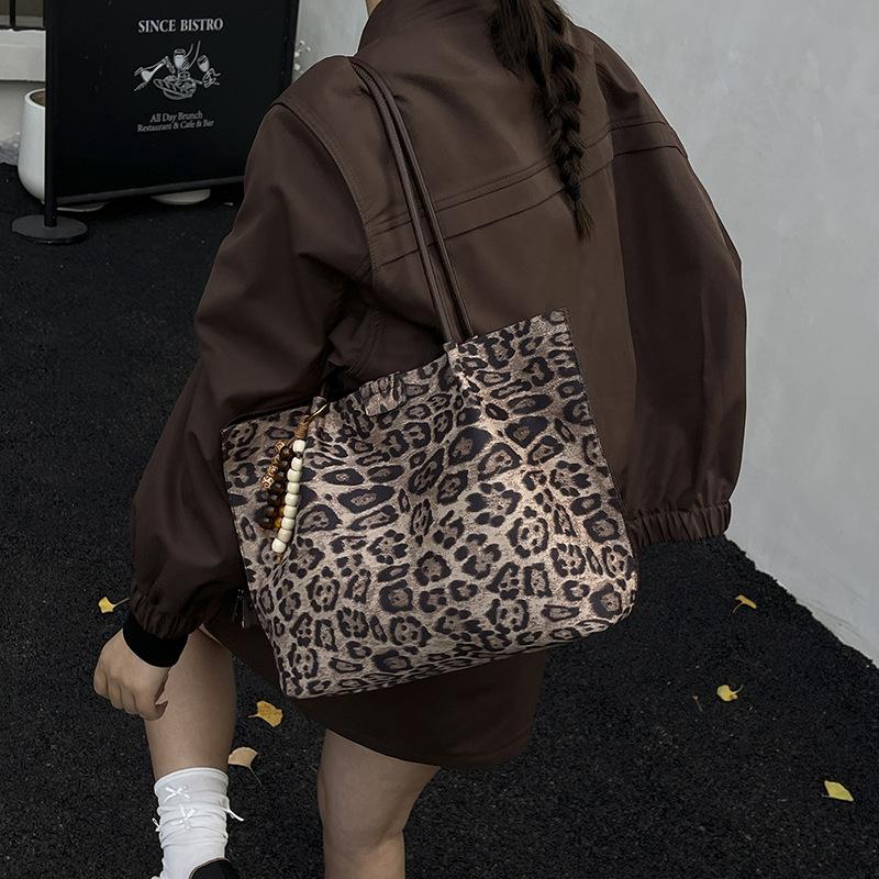 Lässige Handtasche mit großem Fassungsvermögen für Damen, Herbst 2025 neu, Tongle-Schultertasche, beliebtes Leopardenmuster, tragbare Tote-Bag, Schultertasche