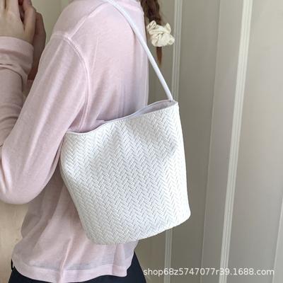 High Sense Niche Design Underarm Bucket Bag Women's 2025 New Fashion Woven Commuter Bag Foreign Style Shoulder Bag