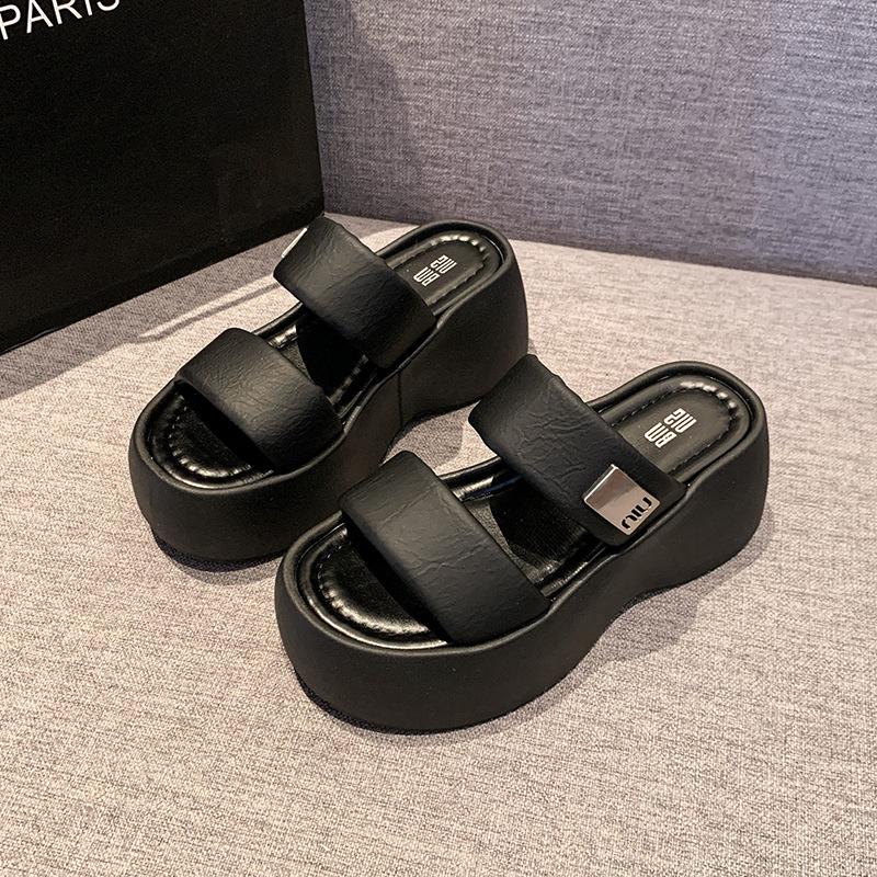 Muffin Platform Slippers Women's Summer Wear 2025 New High-end Beach Sandals Internet Celebrity Super Fire Casual Cool Slippers