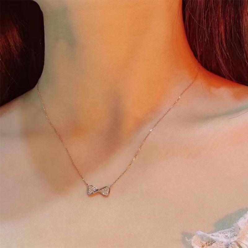 18K Gold Bow Diamond Necklace: Exquisite, Versatile, Light Luxury Clavicle Chain with Heart Pendant.