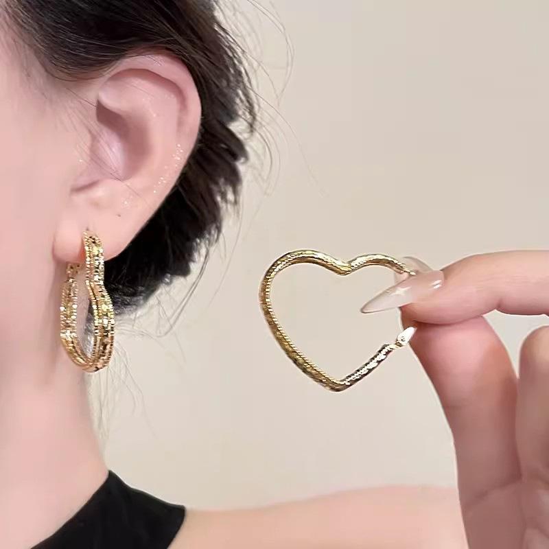 Boucles d'oreilles chics en forme de cœur pour femme: Design unique, tendance et audacieux