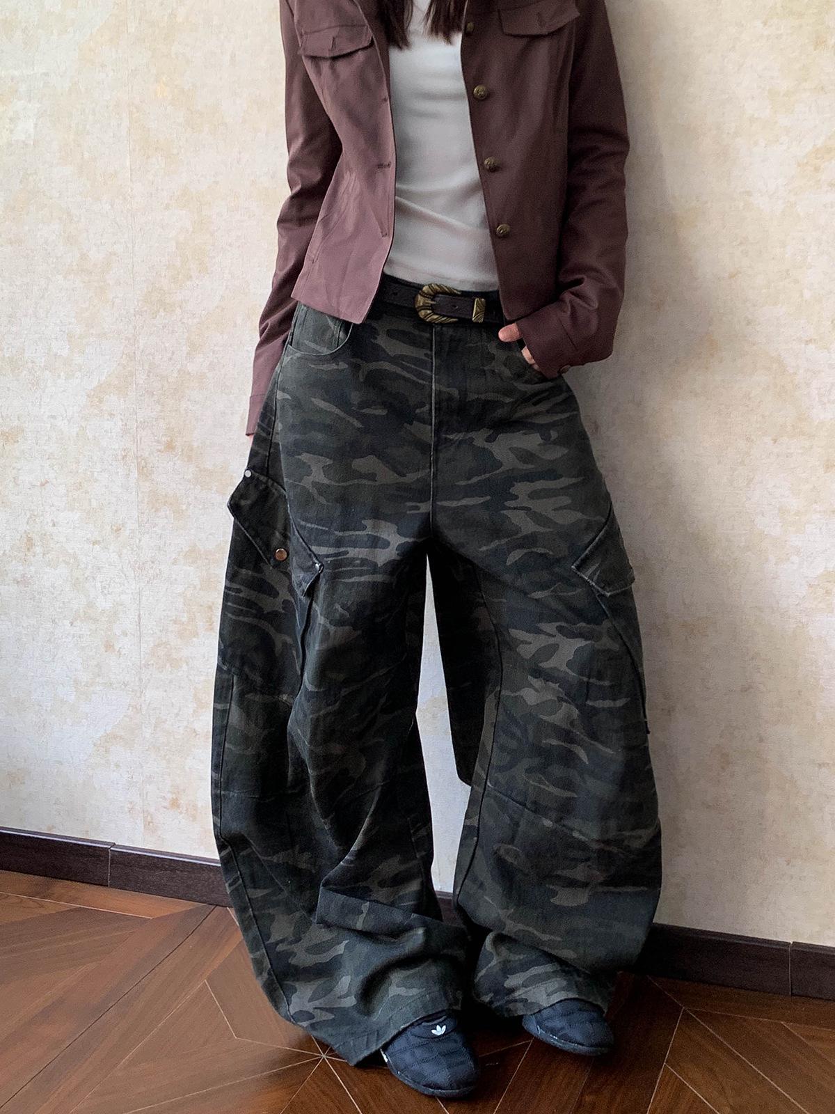 

Unisex Camouflage Distressed Straight-Leg Jeans: Multi-Pocket, Loose and Trendy Streetwear Design Large