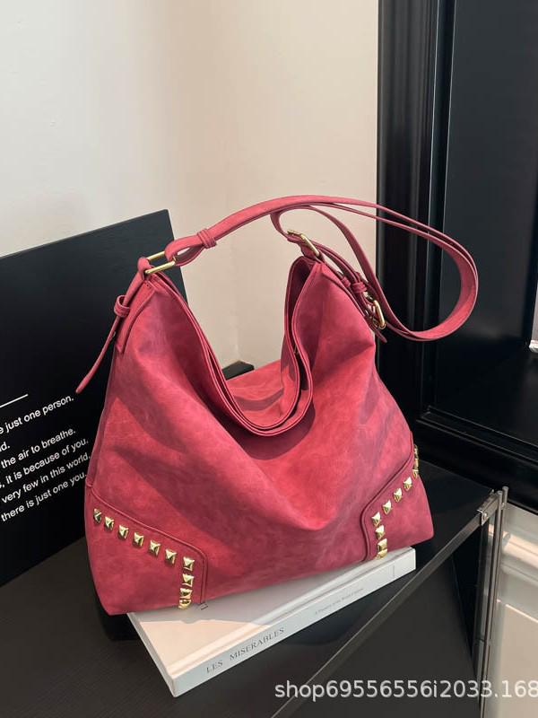 

Женская нишевая сумка-тоут с заклепками на плечо 2026 года - Большая вместимость, европейский и американский стиль, сумка под мышку One Size чёрный