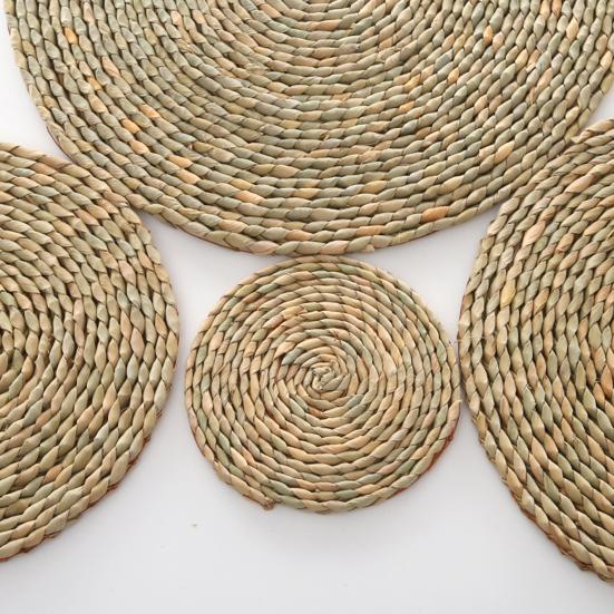 Table Placemat Wear-resistant Handwoven Cattail Grass Placemat Heat Resistant Table Mat for Home Decoration