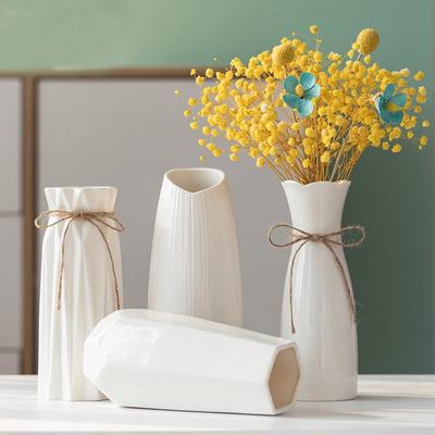 Nordische minimalistische weiße Keramikvase für Hydrokultur und Trockenblumenarrangements in modernen Wohn- oder Essbereichen