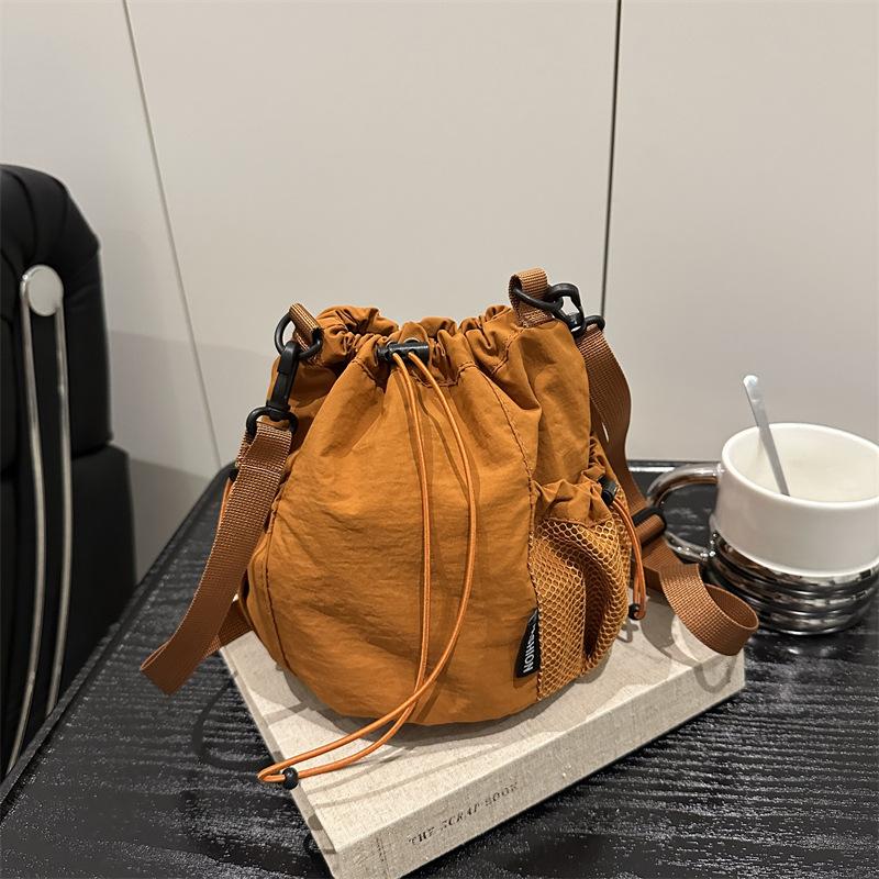 Wind Niche Design Drawstring Bucket Bag Lightweight Sports and Leisure Fashion Versatile Shoulder Messenger Bag