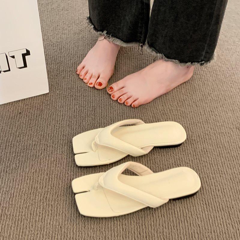 Non-slip flat-bottomed cool slippers versatile flip-flops women's summer soft-bottomed fashion clip to wear outside the beach 2025 toe new pig's