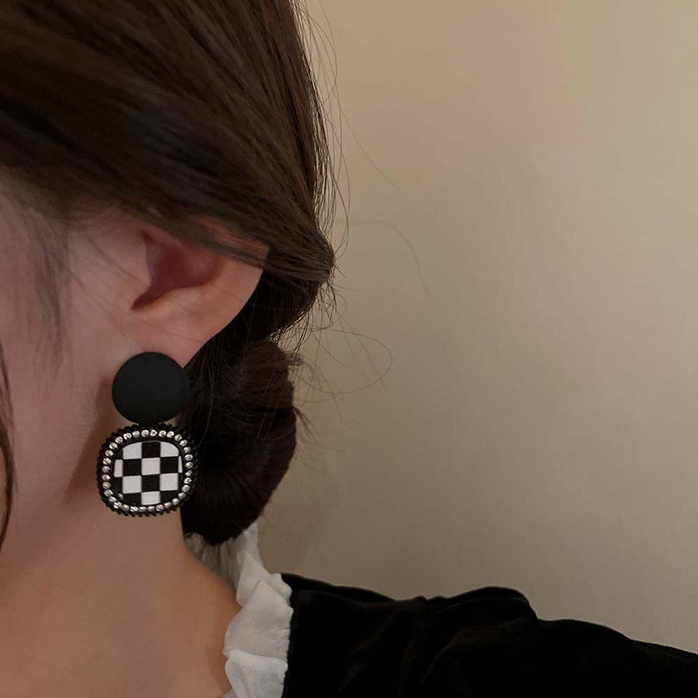 

Серьги в черно-белую клетку с шахматным узором, женские серьги, серьги-гвоздики, серьги в корейском стиле