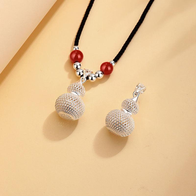 Collier pendentif unique gourde filigranée creuse pour femmes, pendentif héritage de loi ancienne avec le même article polyvalent.
