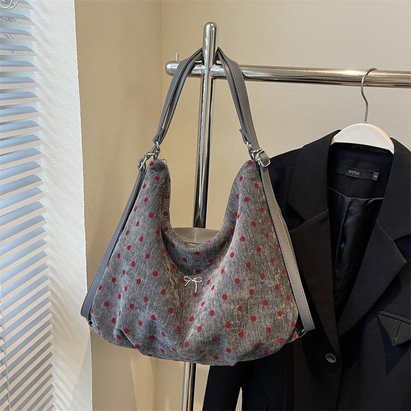 

Женская сумка-тоут 2025 новая большая вместительная рюкзак для поездок повседневный уличный тренд одно плечо легкий дорожный рюкзак 34*14*30 серый