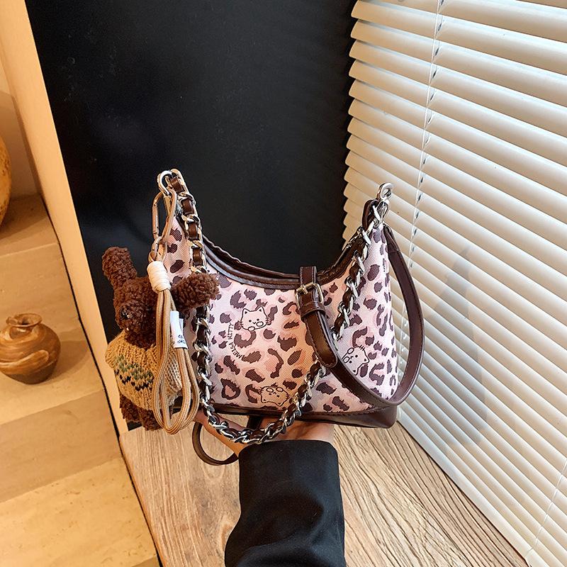 

Retro simple fashion casual dumpling bag niche texture shoulder bag 2025 autumn and winter new women s messenger bag Without pendant розовый