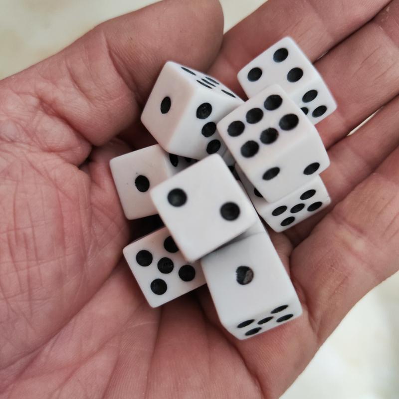 10 pezzi/set Nuovo prodotto di commercio estero Dadi a spigolo vivo da 15 mm a tinta unita Forniture per giochi da tavolo