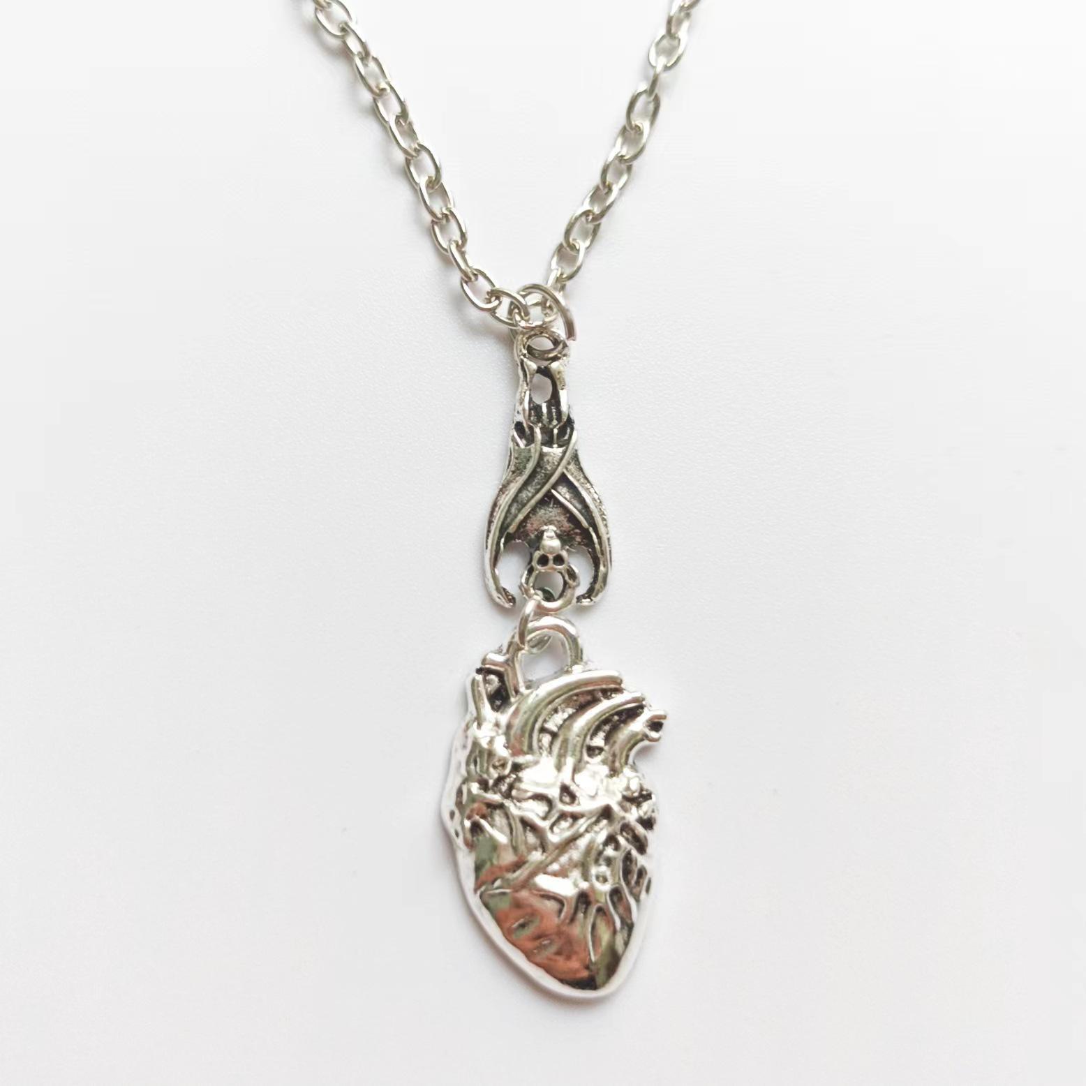 

Намисто-підвіска з серцем у формі кажана, що капає кров: Унікальний вінтажний подарунок у богемному стилі