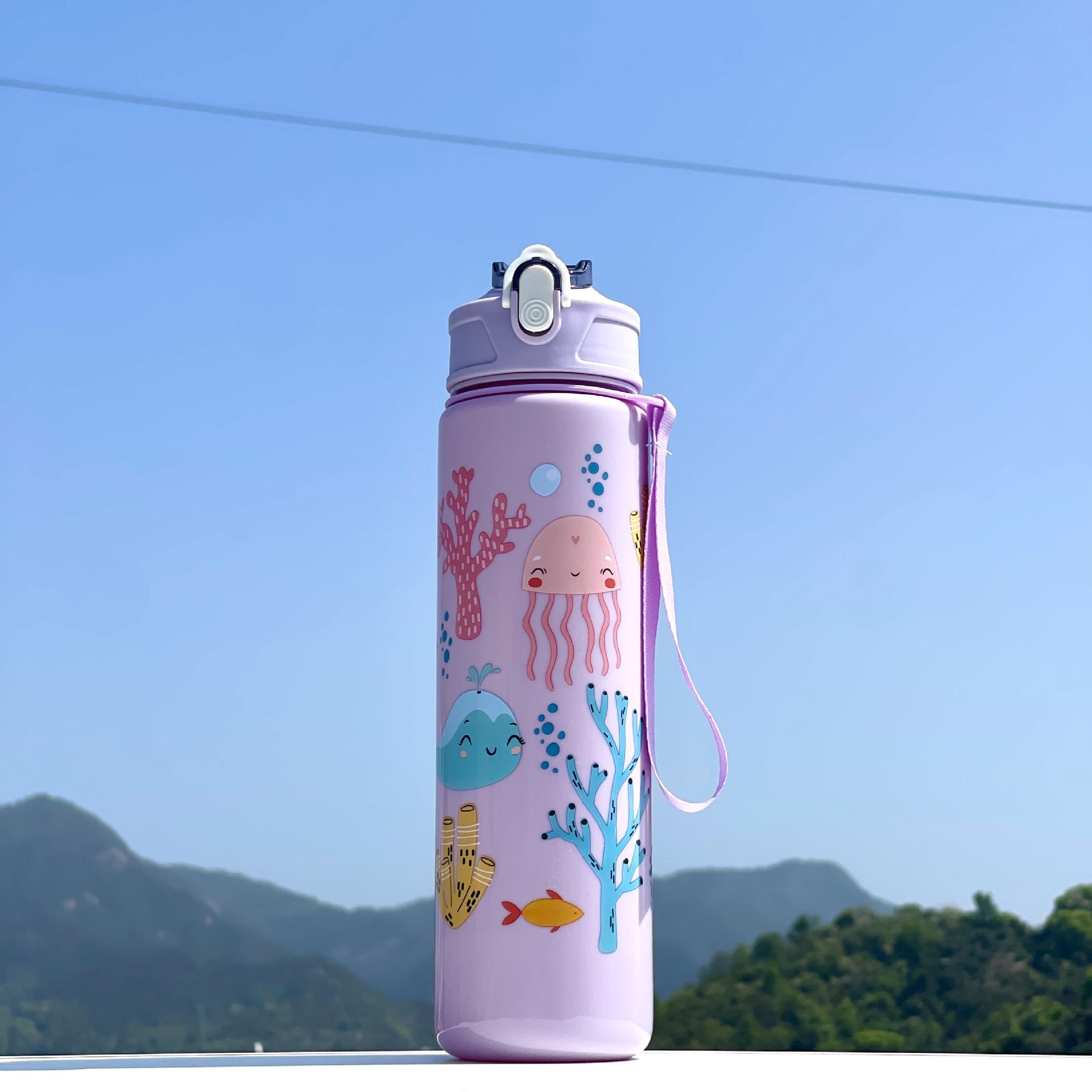 

New Large Capacity BPA-Free Plastic Cup:Adorable Cartoon Design with Portable Handle & Straw Space-Themed Insulated Cup for Kids 800ML фіолетовий