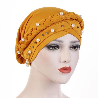 Kopfschmuck aus Milchseide mit Perlenbesatz und Zopf