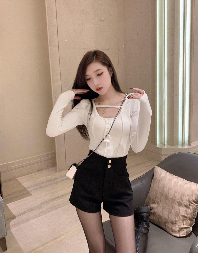 Women's Black High-Waisted Cotton Elastic Shorts - Trendy, Slimming, Hip-Hugging Bootcut, Ideal for Autumn Layering, Internet Celebrity Style.