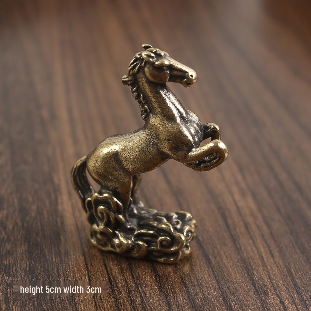 

Маленькая латунная лошадка: Чайный питомец из чистой меди для рабочего стола, символизирующий удачу, успех и прибытие лошади по знаку зодиака.