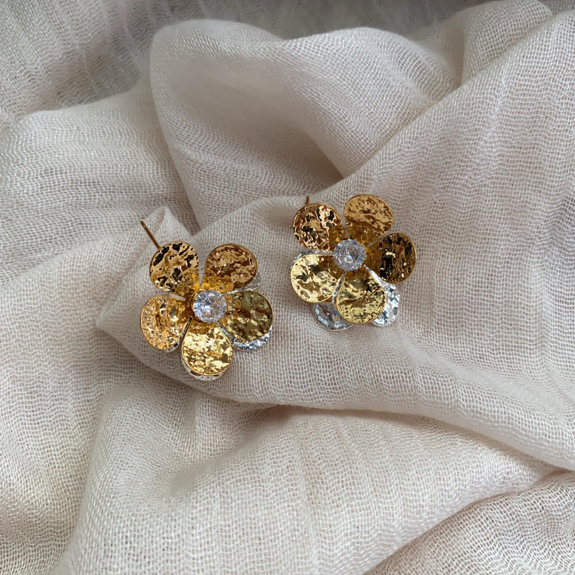 

Unique design contrasting color zircon flower earrings metallic sense exquisite cold wind stud earrings