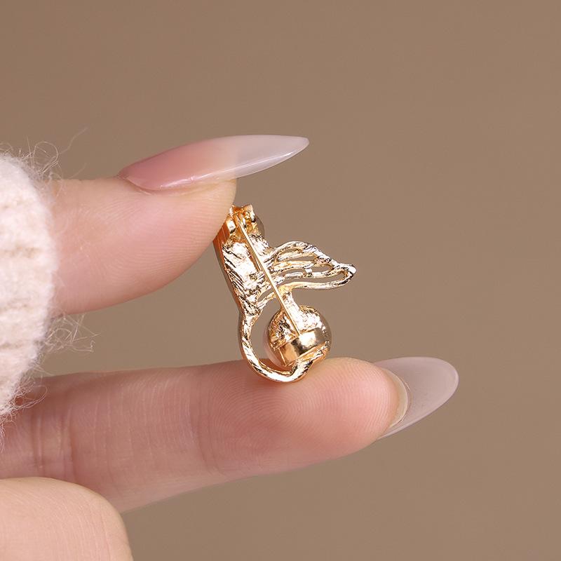 Pearl fishtail brooch women's high-end sense niche exquisite versatile corsage anti-light buckle pin exquisite collar pin accessories