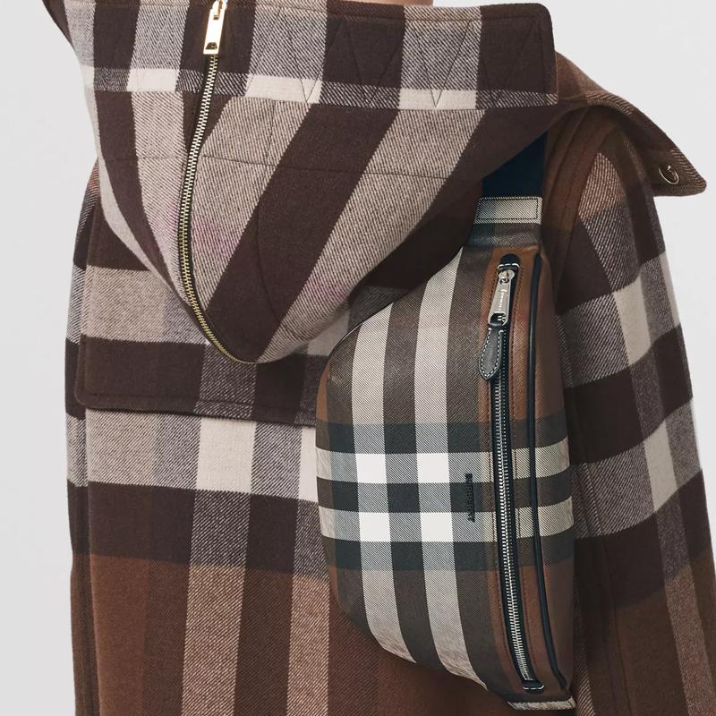 Burberry Borsa a tracolla pettorale in tela ecologica a quadri scuri da uomo Marrone Noce Scuro 80365591