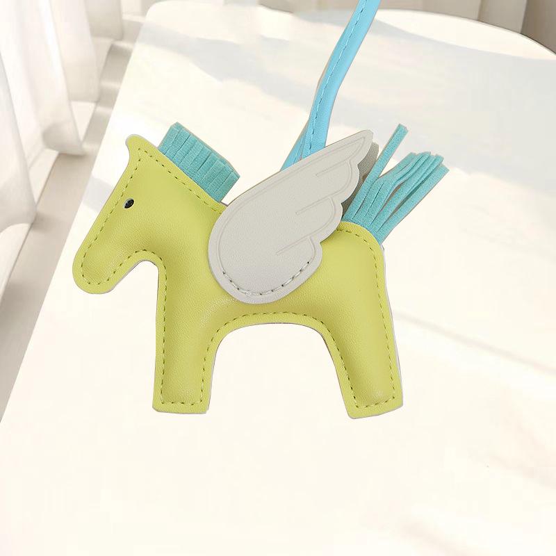 Portachiavi con ciondolo Pegasus a contrasto con motivo a cartone animato, con nappa e pony in pelle