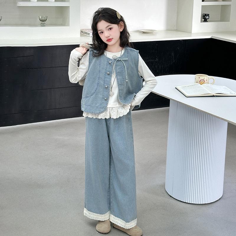 Modny jesienny trzyczęściowy zestaw denimowy dla dziewcząt z koronkową bazową koszulą i kamizelką 2025