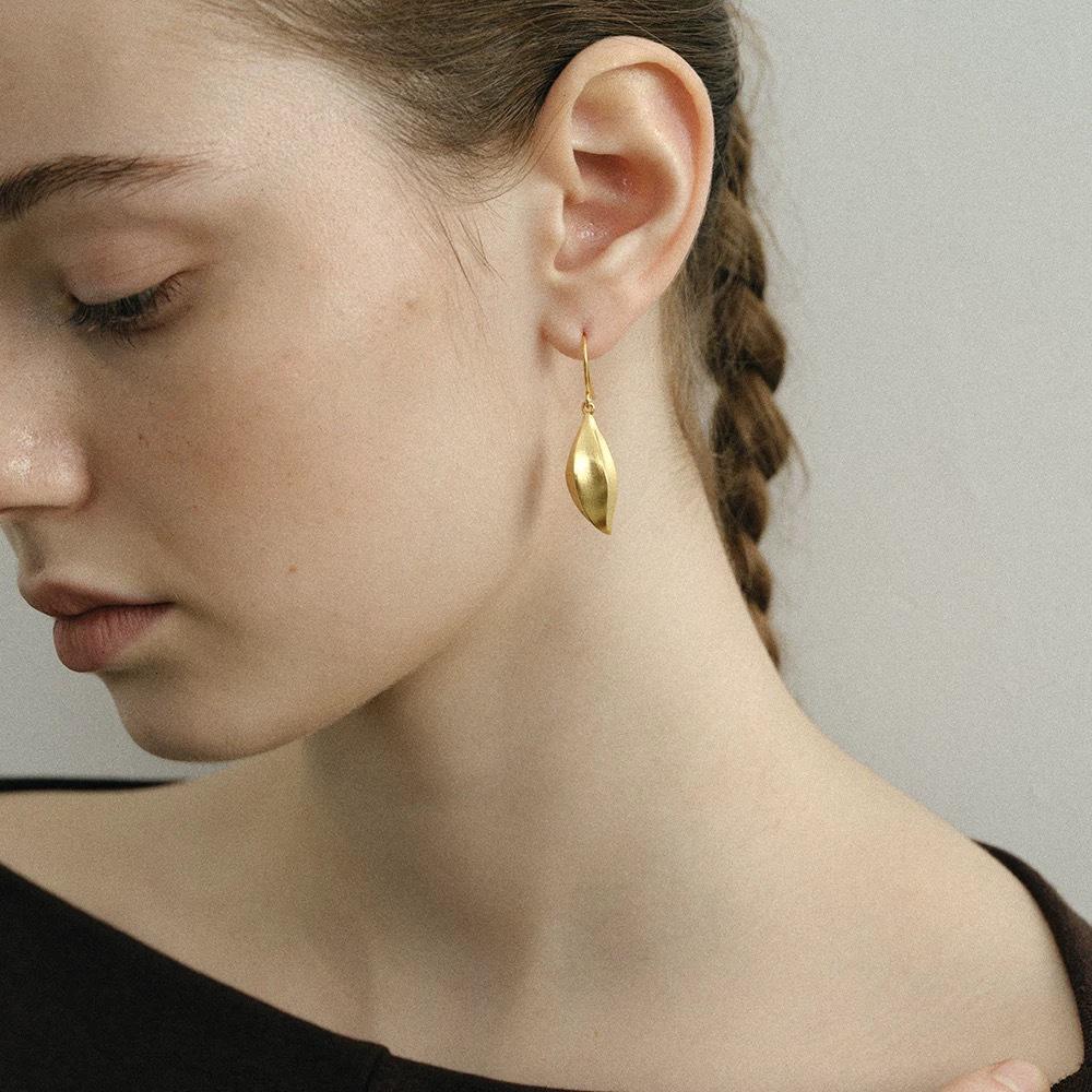 SR Family Winter Fruit Stud Earrings: Luxurious Simple Design with Brushed Wood Texture