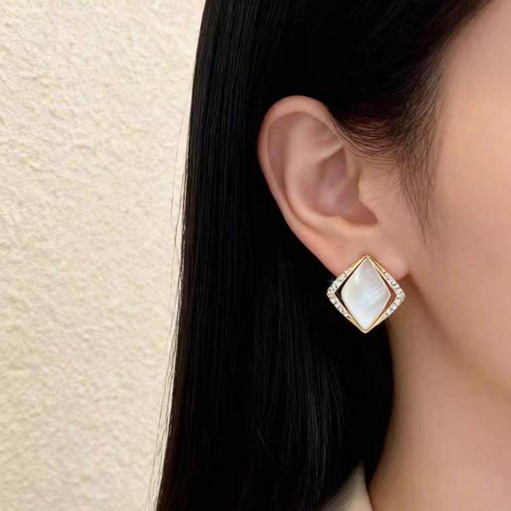 Rhombus Diamond Inlaid Black Stud Earrings - Elegant, Versatile, High-End Fashion Design