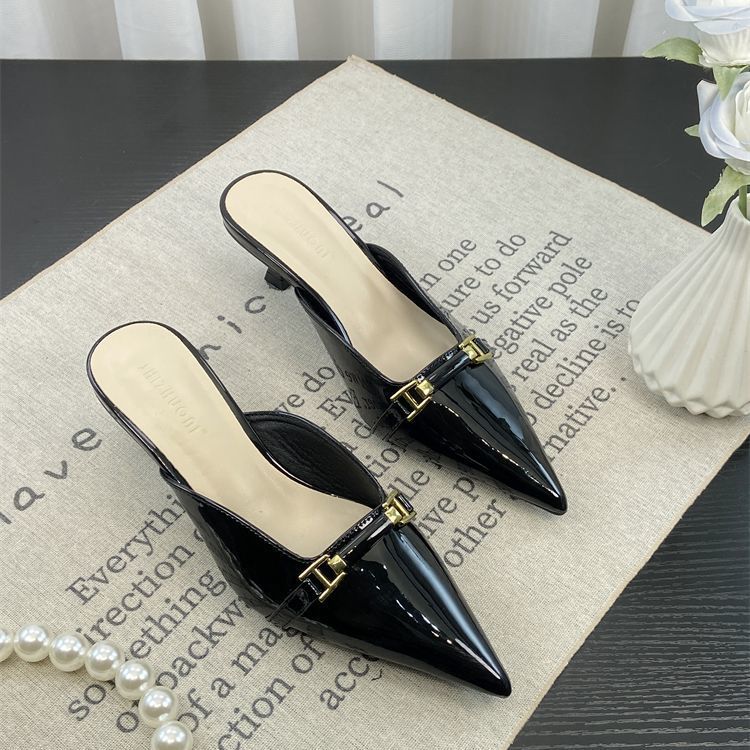

Metal buckle bag head sandals 2025 spring and summer European and American style sexy pointed burgundy patent leather medium heel half slippers women 40