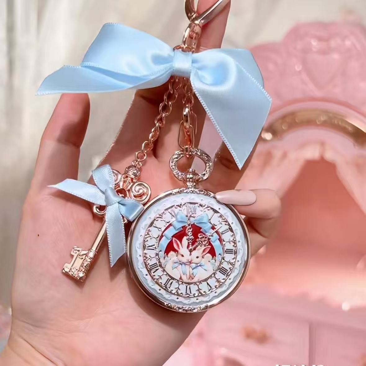 

Flower Knows Кролик Бонни Сад Новый Милый Защита от Растрескивания Бальзам для Губ Подвеска для Девочек светло-серый