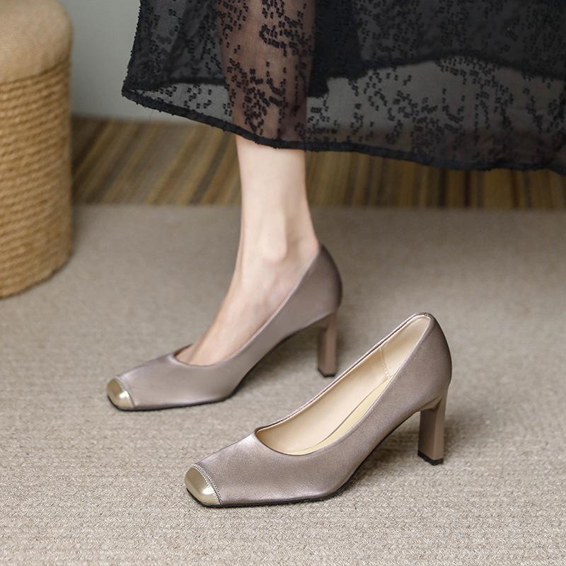 Trendy fransk firkantet tå høye hæler dame 2025 sommer ny tykk hæl lett munn fargematching temperament allsidige grå ensko
