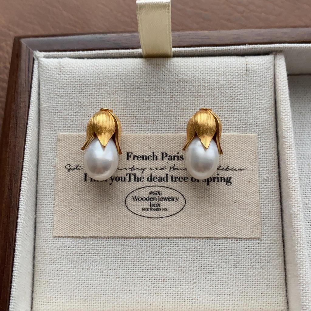 "Vintage Creamy Yellow Starfish Ear Clips: Elegant and Cute, Piercing-Free Sea Star Earrings"