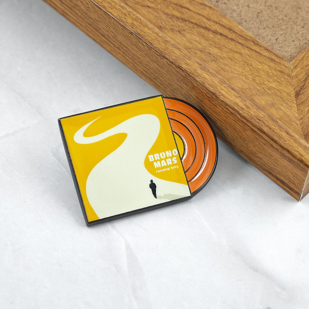 Bruno Mars Runaway Baby Brooch Yellow Vinyl Record Metal Badge Pop Music Album Enamel Pin Fan Gift