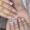 24 Sztuki Krótkie Kwadratowe Sztuczne Paznokcie Słodkie Kokardki Press On Nail Biały Francuski Tip Akrylowy Paznokieć Błyszczący Pełne Pokrycie Przyklejane Paznokcie